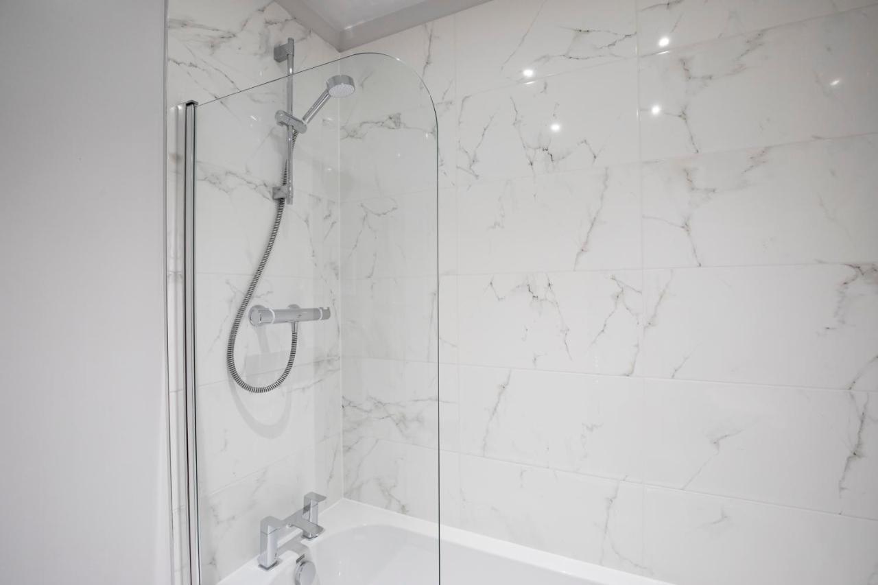 Elliot Oliver - Chic 2 Bedroom Town Centre Apartment Cheltenham Kültér fotó