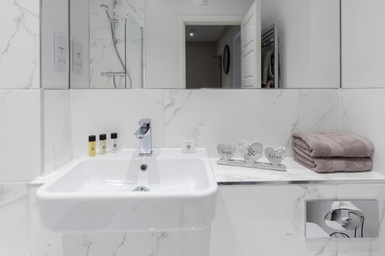 Elliot Oliver - Chic 2 Bedroom Town Centre Apartment Cheltenham Kültér fotó